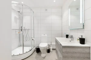 Zabudowane kabiny prysznicowe – jak stworzyć strefę SPA w domu?