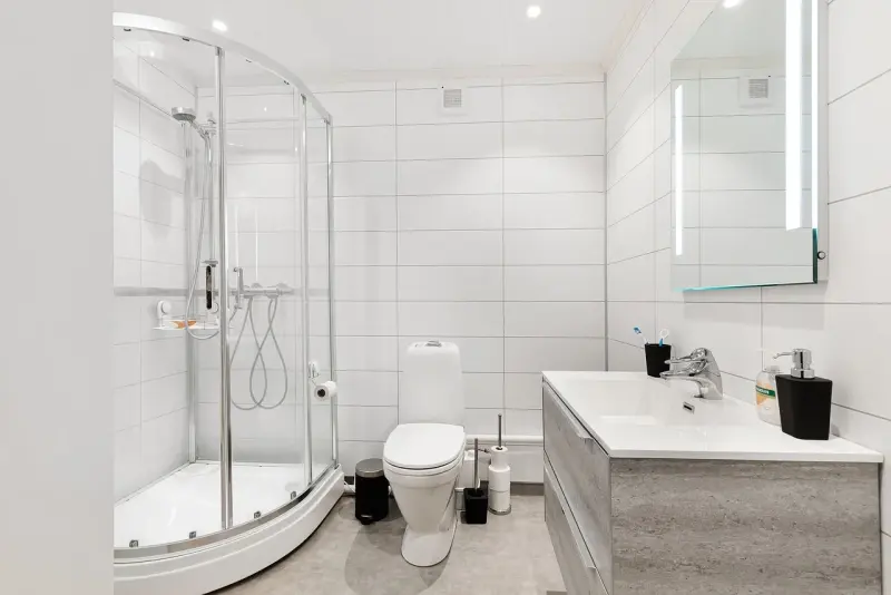 Zabudowane kabiny prysznicowe – jak stworzyć strefę SPA w domu?